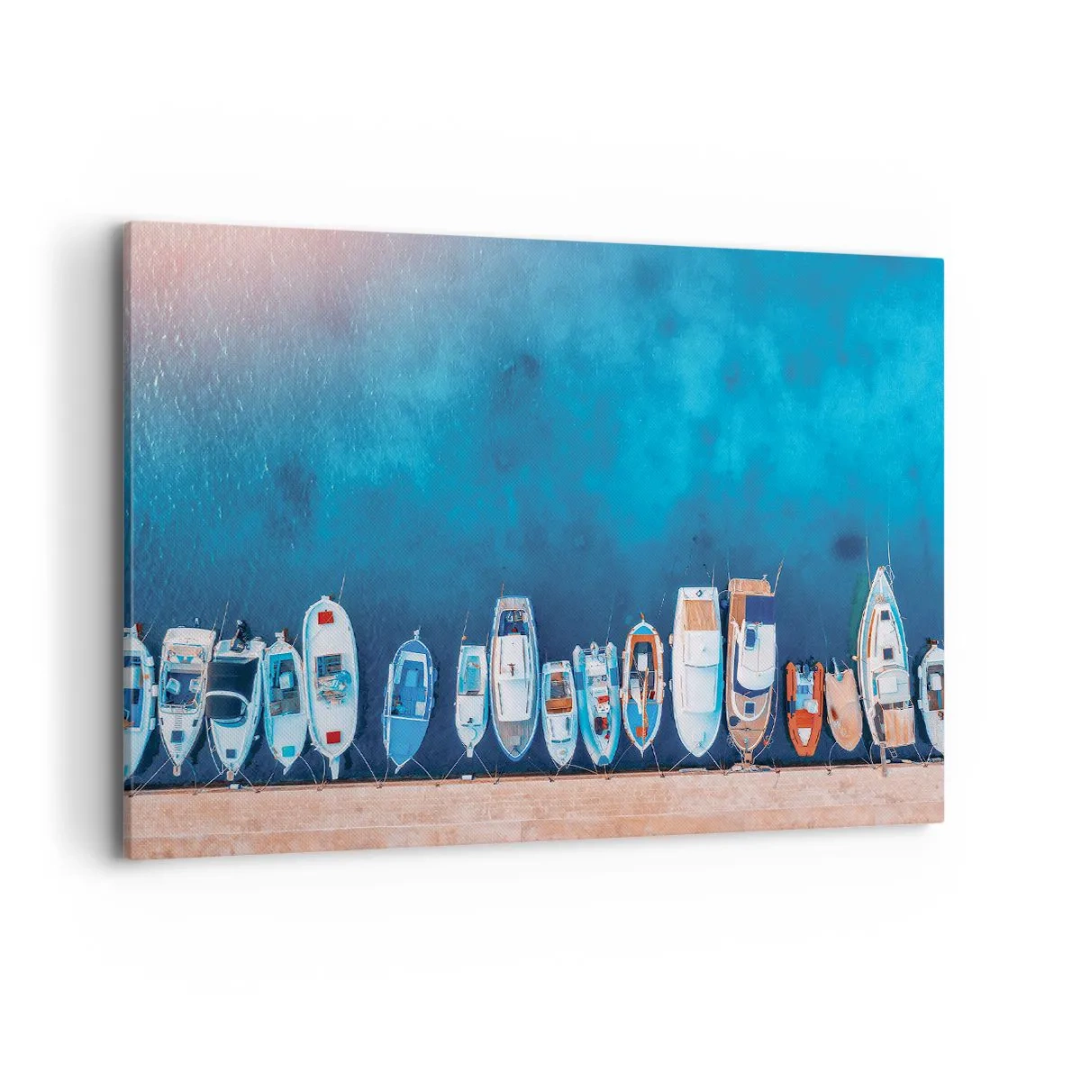 Bild auf Leinwand - Leinwandbild - Boote vertäut am Ufer vor dem blauen Wasser - 120x80cm - In einer Reihe - Moderne Wanddekoration für Wohnzimmer und Schlafzimmer ARTTOR