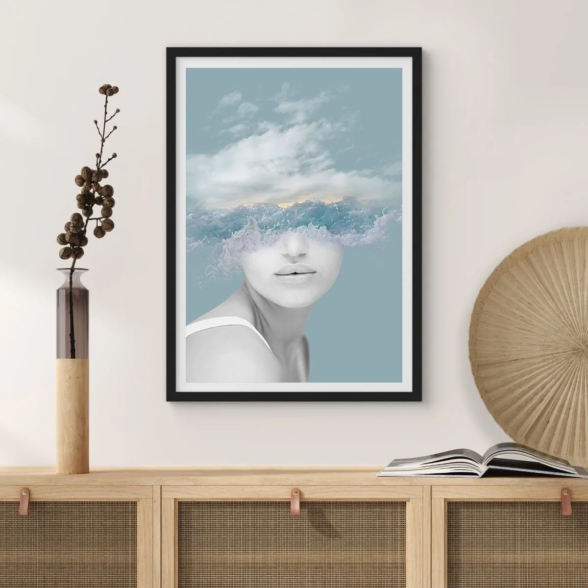 Poster in einem schwarzem Rahmen - Eine Frau mit Meereswellen als Augen - 50x70cm - Mit dem Kopf in den Wolken - Moderne Wanddekoration für Wohnzimmer und Schlafzimmer ARTTOR