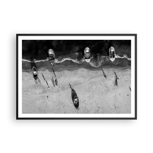 Poster in einem schwarzem Rahmen - Schwarz-Weiß-Luftaufnahme von Booten am Strand - 100x70cm - Immer noch am Ufer… - Moderne Wanddekoration für Wohnzimmer und Schlafzimmer ARTTOR
