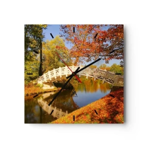 Wanduhr - Glasuhr - Eine Brücke in einem Park, umgeben von Herbstlaub über ruhigem Wasser - 30x30cm - Auf der weißen Seufzerbrücke - Moderne Wanddekoration für Wohnzimmer und Schlafzimmer ARTTOR