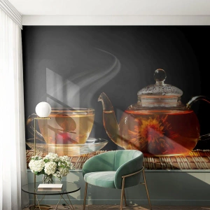 Fototapete Premium Sand - Teekanne und Tasse aus Glas mit Blumentee auf schwarzem Hintergrund - 100x70cm - Die Magie und Kunst des Teezubereitens - Moderne Wanddekoration für Wohnzimmer und Schlafzimmer ARTTOR