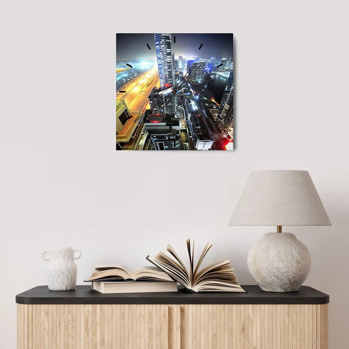 Wanduhr - Glasuhr - Panorama der nächtlichen Stadt mit beleuchteten Wolkenkratzern - 30x30cm - Ein Wunder in der Wüste - Moderne Wanddekoration für Wohnzimmer und Schlafzimmer ARTTOR