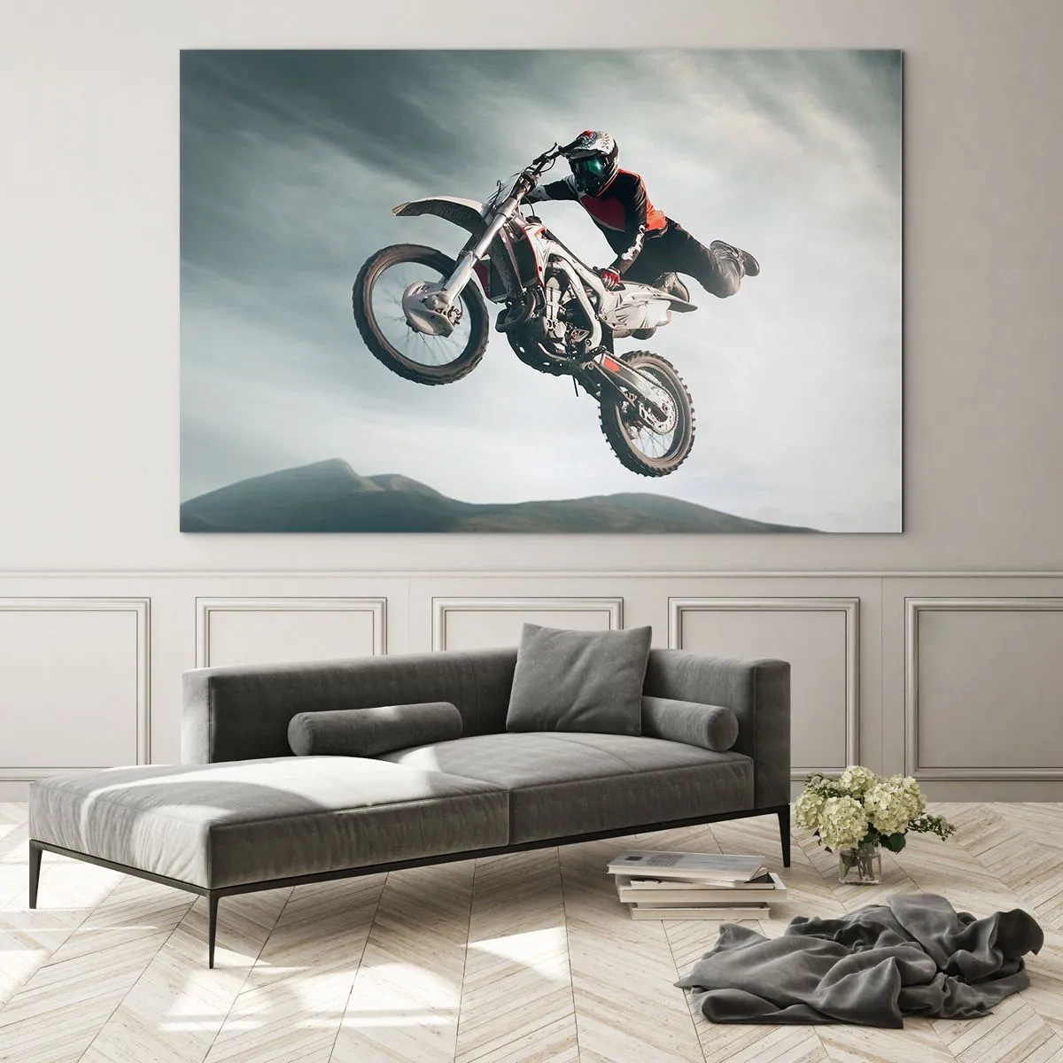 Glasbild - Bild auf glas - Ein Motorradfahrer vollführt Luftakrobatik mit Bergen im Hintergrund. - 70x50cm - Kein Spaß ohne Risiko - Moderne Wanddekoration für Wohnzimmer und Schlafzimmer ARTTOR