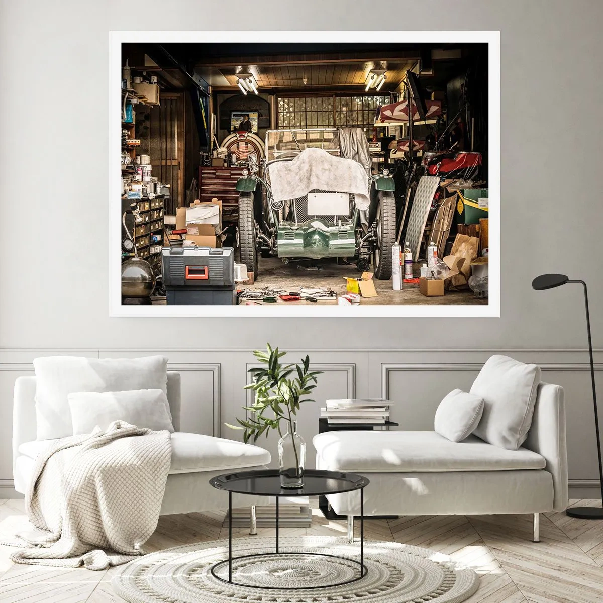 Poster - Ein altes Auto in einer Garage, umgeben von Werkzeugen und Geräten - 100x70cm - Zurück in die Vergangenheit - Moderne Wanddekoration für Wohnzimmer und Schlafzimmer ARTTOR