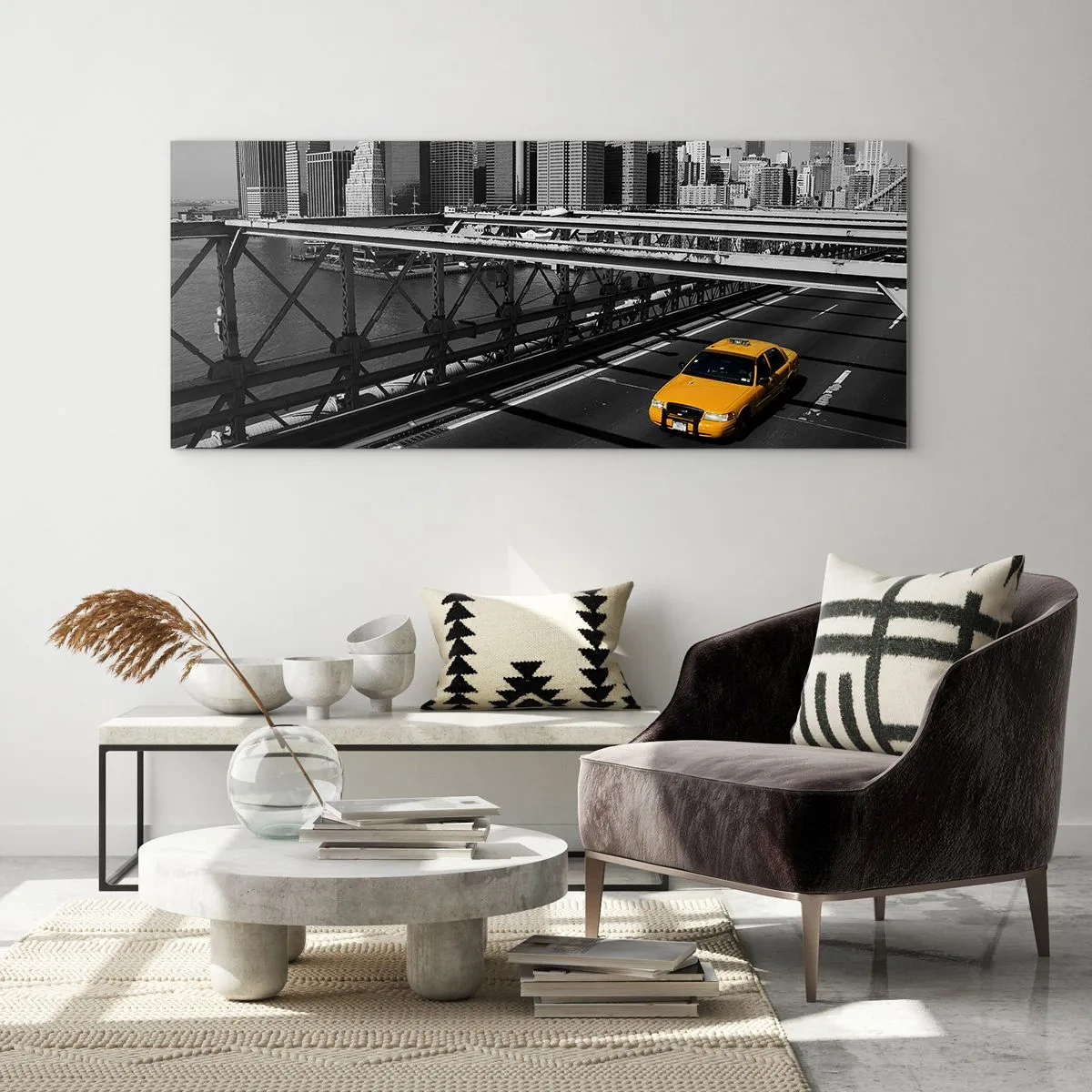 Glasbild - Bild auf glas - Gelbes Taxi auf einer Brücke mit Blick auf die Skyline von New York - 140x50cm - Die Farbe einer Großstadt - Moderne Wanddekoration für Wohnzimmer und Schlafzimmer ARTTOR
