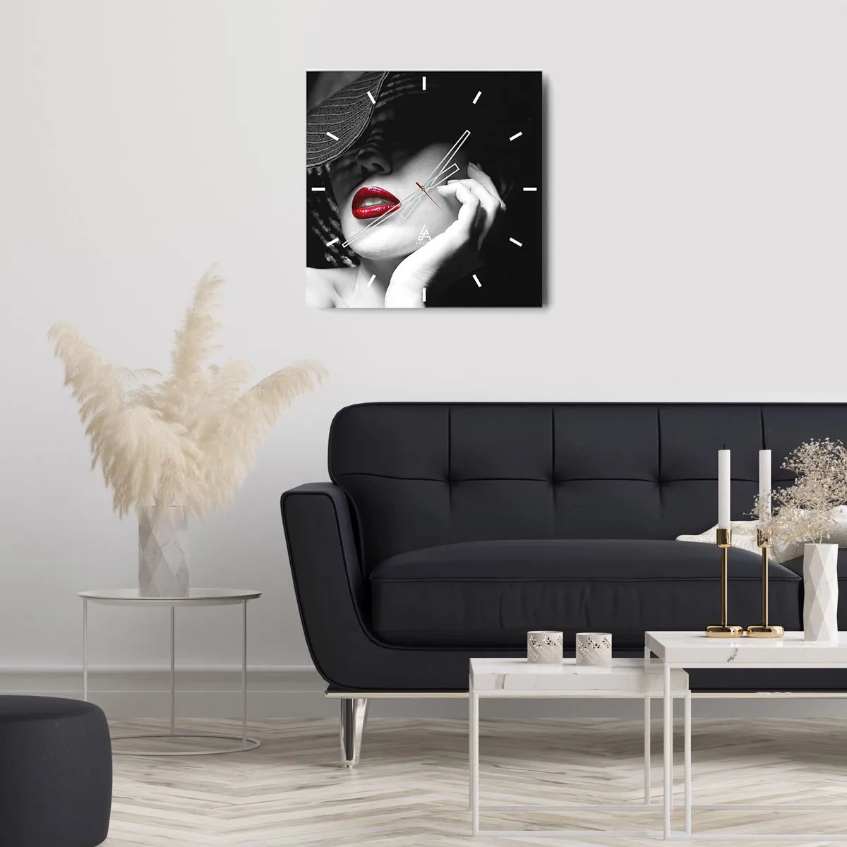 Wanduhr - Glasuhr - Schwarz-Weiß-Porträt einer Frau mit roten Lippen - 30x30cm - Eine Studie in Scharlachrot - Moderne Wanddekoration für Wohnzimmer und Schlafzimmer ARTTOR