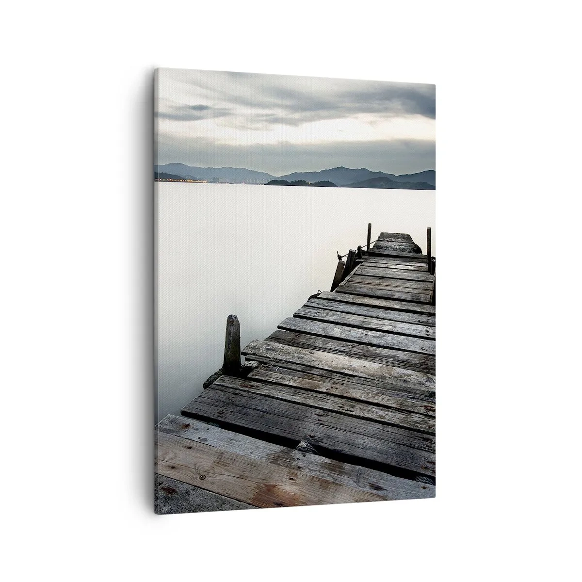 Bild auf Leinwand - Leinwandbild - Eine Holzbrücke, die zu einem ruhigen See führt - 50x70cm - Tauchen Sie ein in Ruhe - Moderne Wanddekoration für Wohnzimmer und Schlafzimmer ARTTOR
