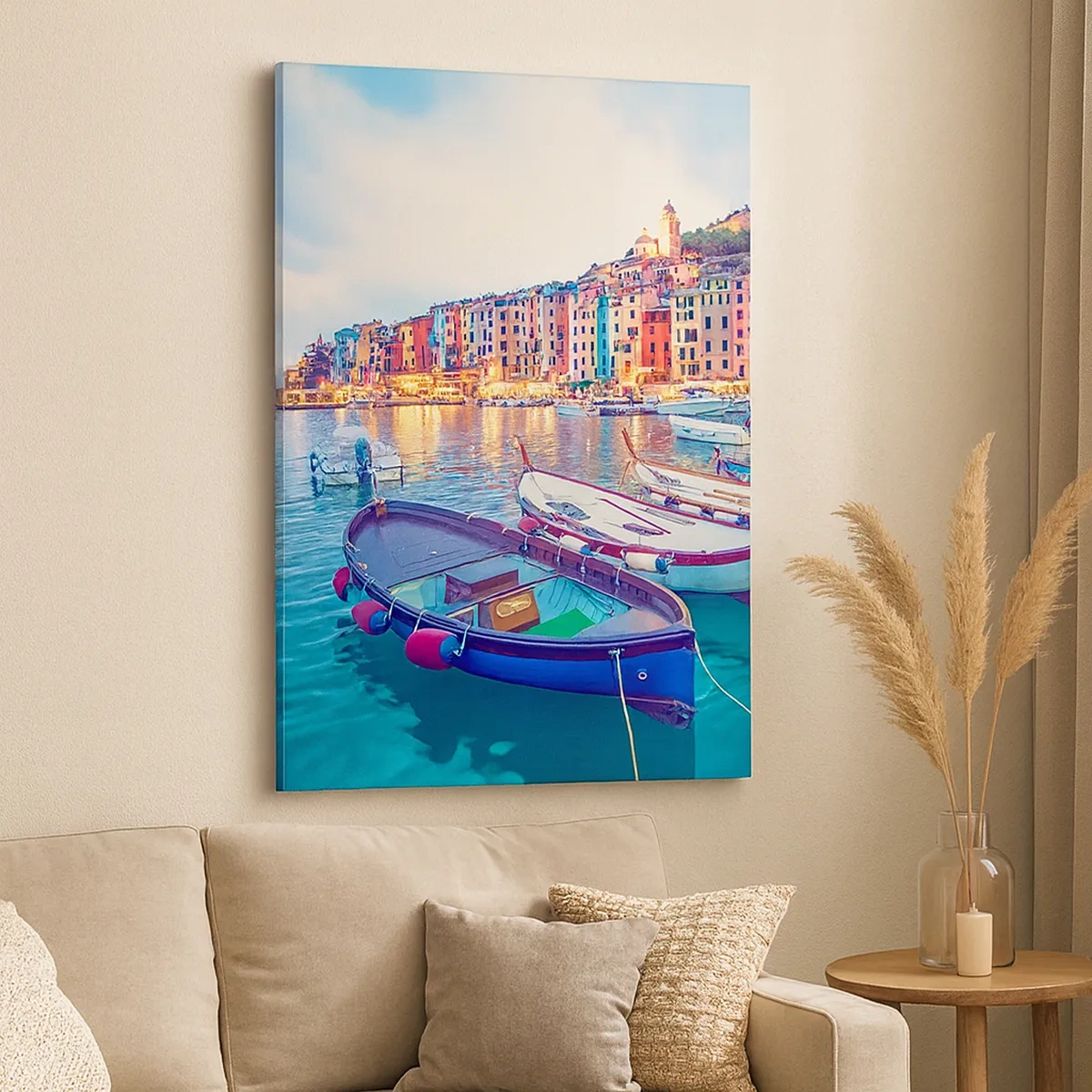 Bild auf Leinwand - Leinwandbild - Eine bunte Stadt am Wasser mit Booten im Hafen - 50x70cm - Bunter Abend im Hafen - Moderne Wanddekoration für Wohnzimmer und Schlafzimmer ARTTOR
