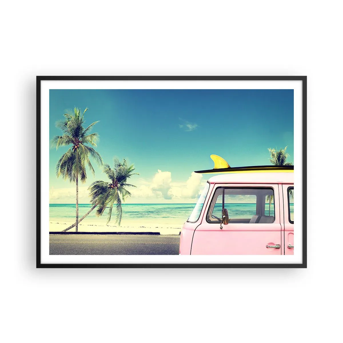 Poster in einem schwarzem Rahmen - Ein rosafarbener Van mit einem Surfbrett vor einem tropischen Strand. - 100x70cm - Zeit um in die Ferien zu starten - Moderne Wanddekoration für Wohnzimmer und Schlafzimmer ARTTOR