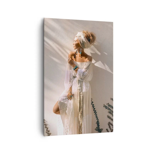 Bild auf Leinwand - Leinwandbild - Eine Frau im Boho-Stil, beleuchtet von den Sonnenstrahlen - 80x120cm - Die Sonne und das Mädchen - Moderne Wanddekoration für Wohnzimmer und Schlafzimmer ARTTOR