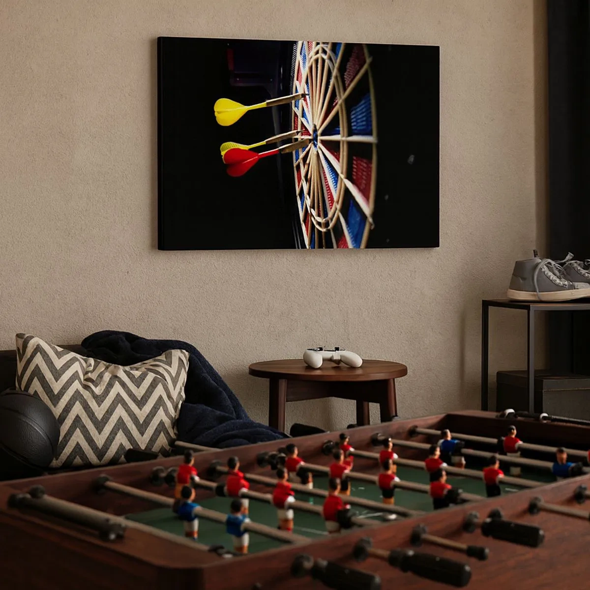 Bild auf Leinwand - Leinwandbild - Eine Dartscheibe mit getroffenen Darts auf schwarzem Hintergrund - 70x50cm - Auf den Punkt gebracht - Moderne Wanddekoration für Wohnzimmer und Schlafzimmer ARTTOR