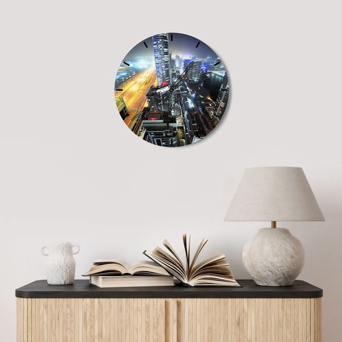 Wanduhr - Glasuhr - Nachtpanorama der Stadt mit Wolkenkratzern und Straßenlaternen - 30x30cm - Ein Wunder in der Wüste - Moderne Wanddekoration für Wohnzimmer, Küche und Schlafzimmer ARTTOR