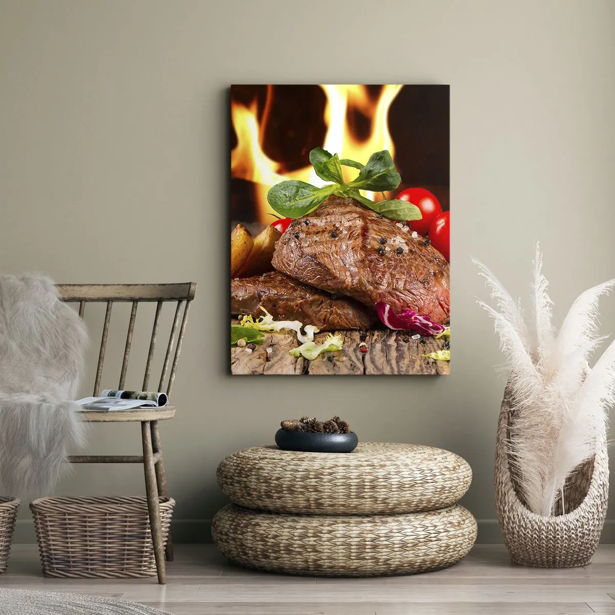 Bild auf Leinwand - Leinwandbild - Gegrilltes Steak mit Beilagen vor dem Hintergrund der Flammen - 80x120cm - Von Hitze gezaubert - Moderne Wanddekoration für Wohnzimmer und Schlafzimmer ARTTOR