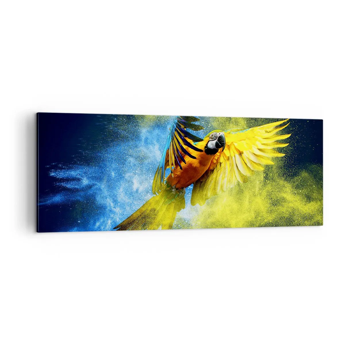 Bild auf Leinwand - Leinwandbild - Ein Papagei im Flug vor einem Hintergrund aus farbenfrohen Explosionen in Gelb und Blau. - 140x50cm - Im blauen und goldenen Staub - Moderne Wanddekoration für Wohnzimmer und Schlafzimmer ARTTOR