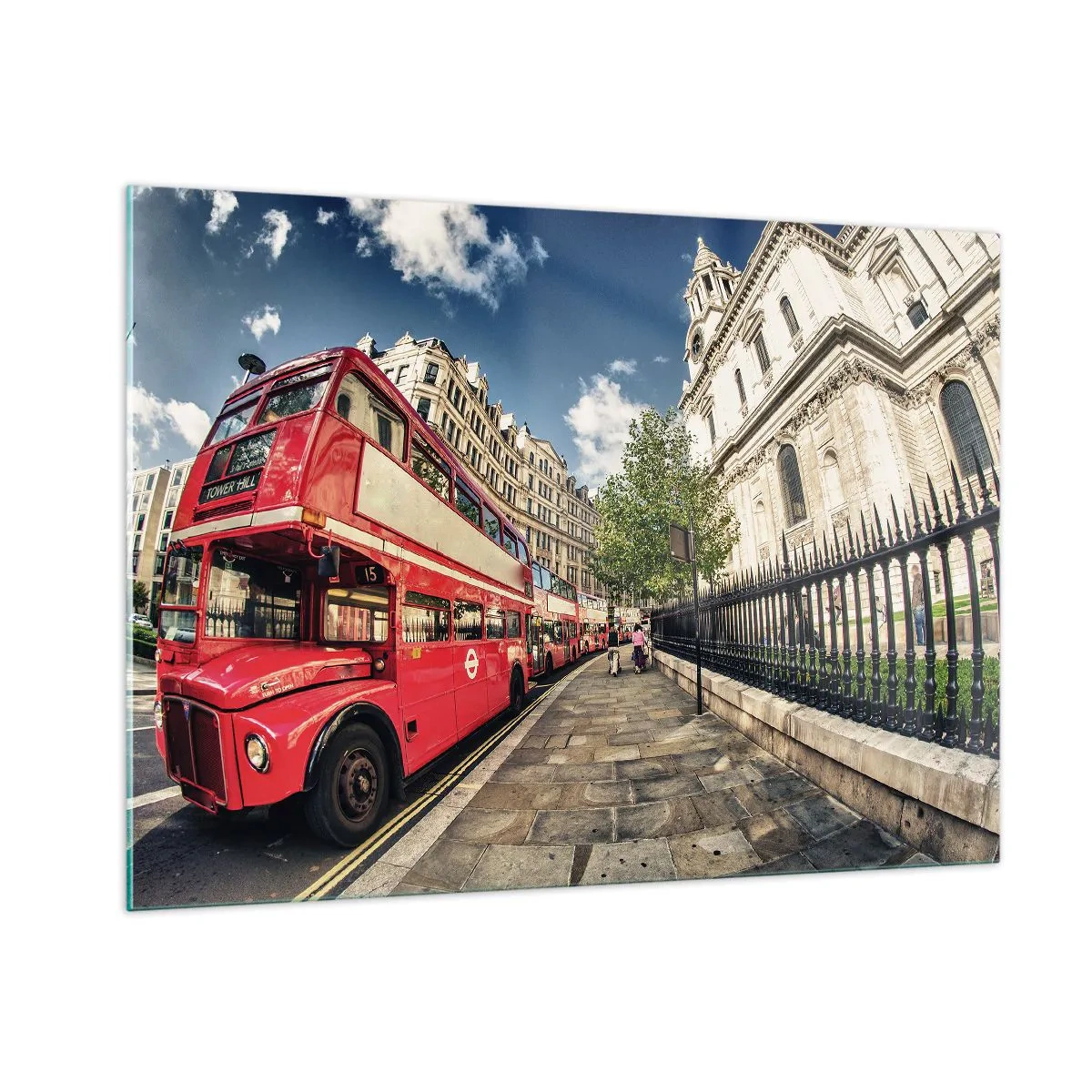 Glasbild - Bild auf glas - Ein roter Doppeldeckerbus in einer städtischen Umgebung - 100x70cm - Londoner Straße in Grau und Rot - Moderne Wanddekoration für Wohnzimmer und Schlafzimmer ARTTOR