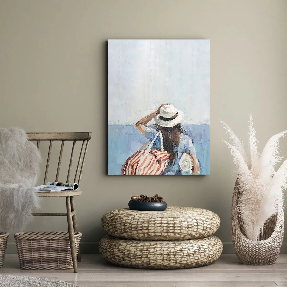 Bild auf Leinwand - Leinwandbild - Eine Frau mit Hut vor dem blauen Meer - 50x70cm - Willkommen in den Sommerferien - Moderne Wanddekoration für Wohnzimmer und Schlafzimmer ARTTOR