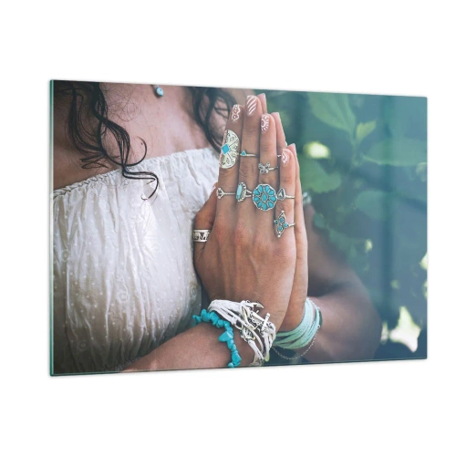 Glasbild - Bild auf glas - Frauenhände tragen Boho-Schmuck - 120x80cm - Willkommen im Zentrum des Seins - Moderne Wanddekoration für Wohnzimmer und Schlafzimmer ARTTOR