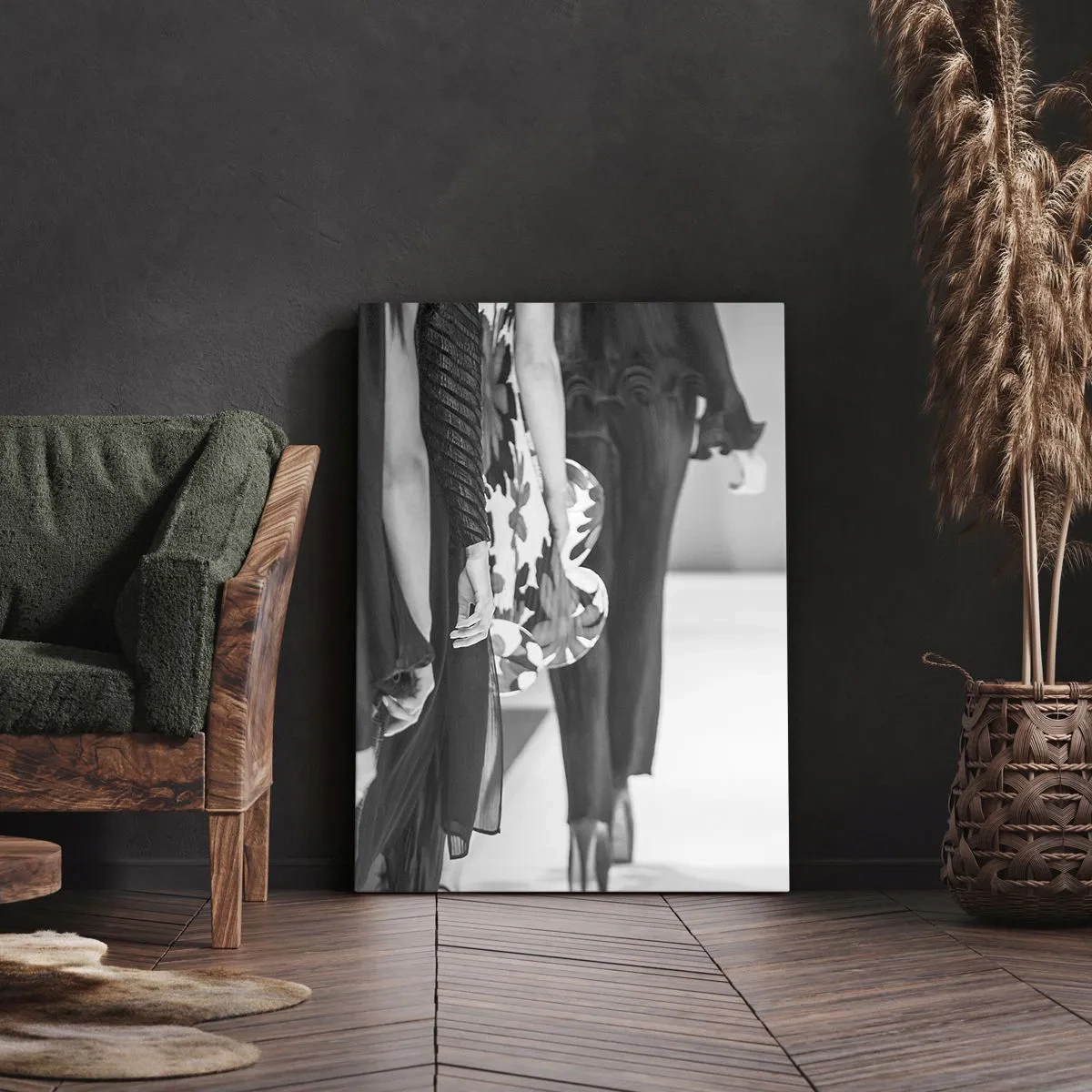 Bild auf Leinwand - Leinwandbild - Eine schwarz-weiße Laufstegszene, die die Details der Kleider und Figuren der Models zeigt. - 50x70cm - Eine stilvolle Parade - Moderne Wanddekoration für Wohnzimmer und Schlafzimmer ARTTOR