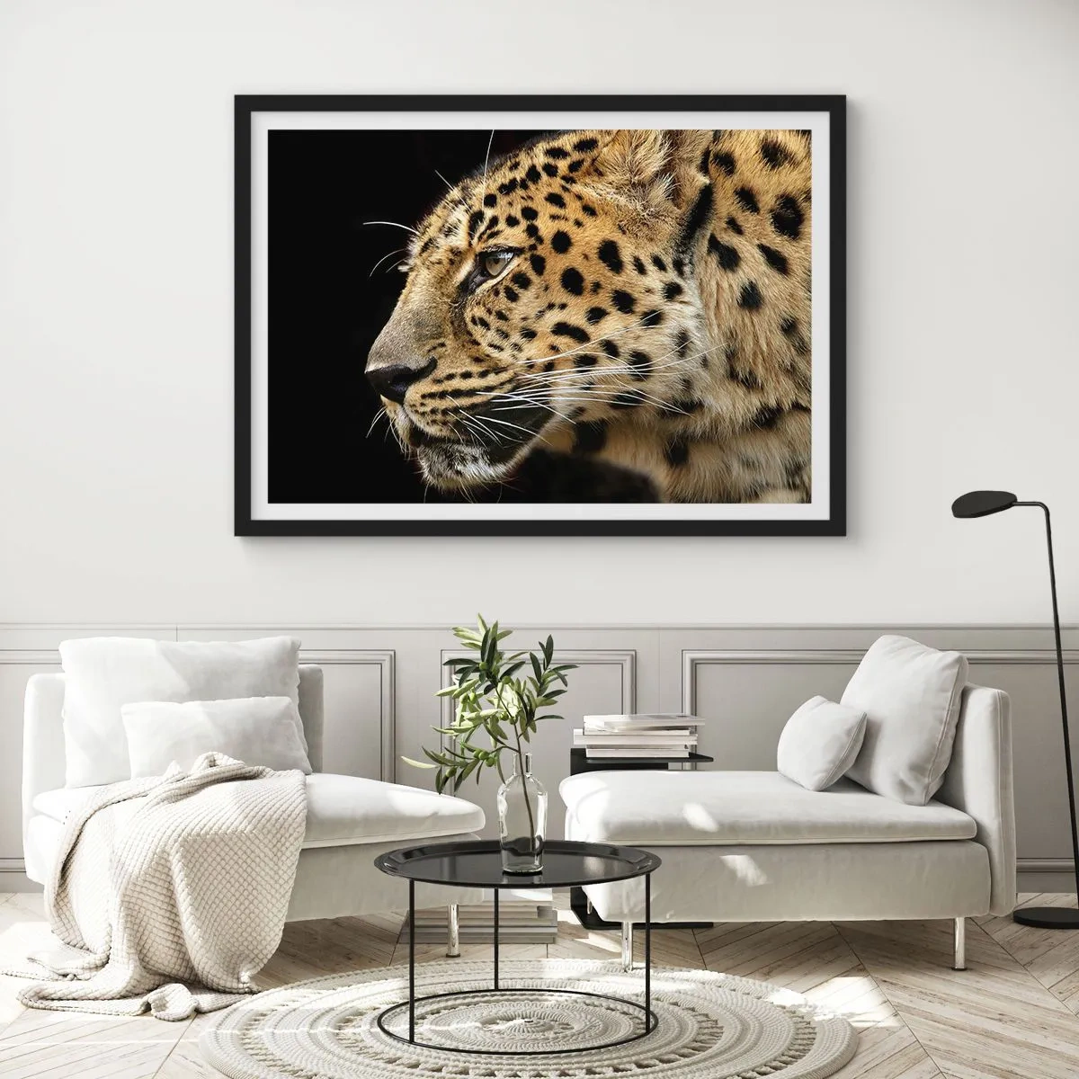 Poster in einem schwarzem Rahmen - Nahaufnahme des Kopfes eines Leoparden vor schwarzem Hintergrund - 70x50cm - Ruhig, fokussiert, bereit - Moderne Wanddekoration für Wohnzimmer und Schlafzimmer ARTTOR