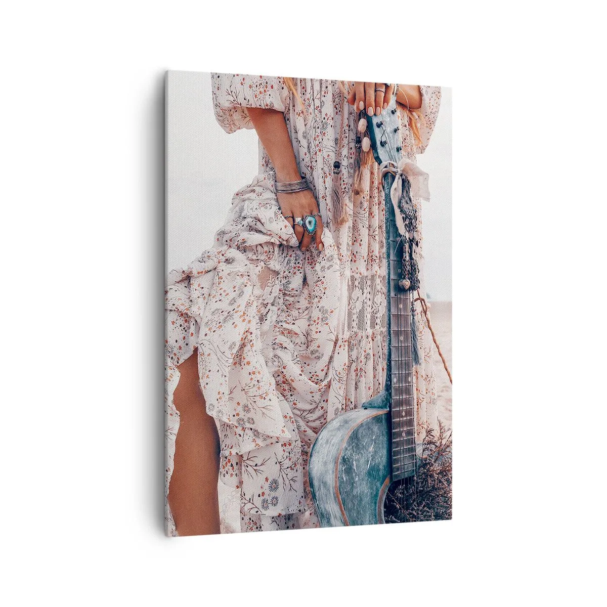 Bild auf Leinwand - Leinwandbild - Frau im Boho-Stil mit Gitarre am Strand - 70x100cm - Kinderblumen auf dem Weg - Moderne Wanddekoration für Wohnzimmer und Schlafzimmer ARTTOR