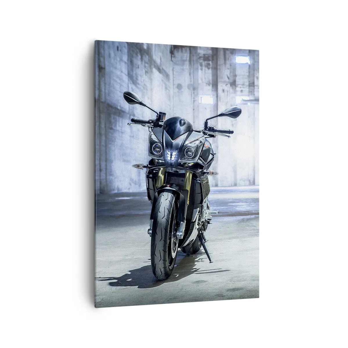 Bild auf Leinwand - Leinwandbild - Ein modernes Motorrad im industriellen Interieur - 70x100cm - Bevor der Motor brummt - Moderne Wanddekoration für Wohnzimmer und Schlafzimmer ARTTOR