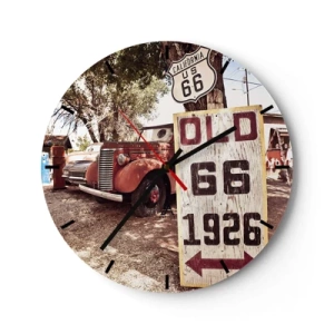 Wanduhr - Glasuhr - Ein Oldtimer vor einem Route 66-Schild und einer Holztafel. - 30x30cm - Die Legende der amerikanischen Provinz - Moderne Wanddekoration für Wohnzimmer, Küche und Schlafzimmer ARTTOR