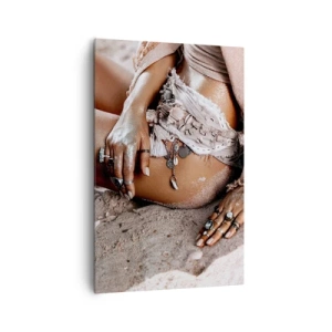 Bild auf Leinwand - Leinwandbild - Boho-Frau am Strand mit Schmuck - 80x120cm - Von den Wellen geworfen? - Moderne Wanddekoration für Wohnzimmer und Schlafzimmer ARTTOR
