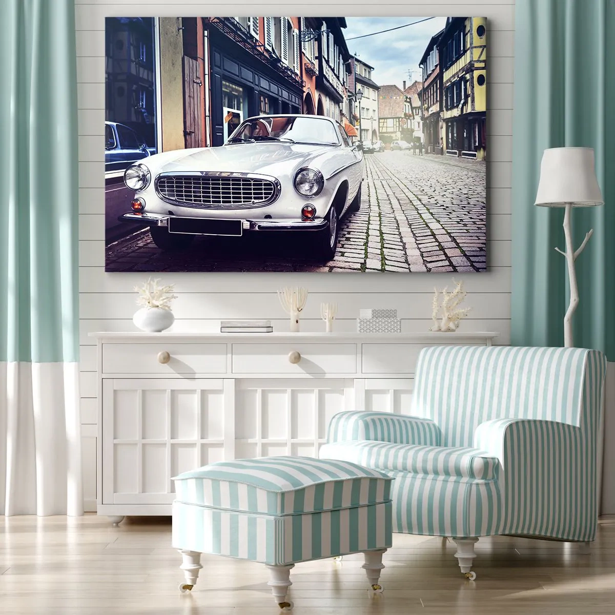 Bild auf Leinwand - Leinwandbild - Ein klassisches weißes Auto auf einer gepflasterten Stadtstraße - 70x50cm - Die Vergangenheit ist heute - Moderne Wanddekoration für Wohnzimmer und Schlafzimmer ARTTOR