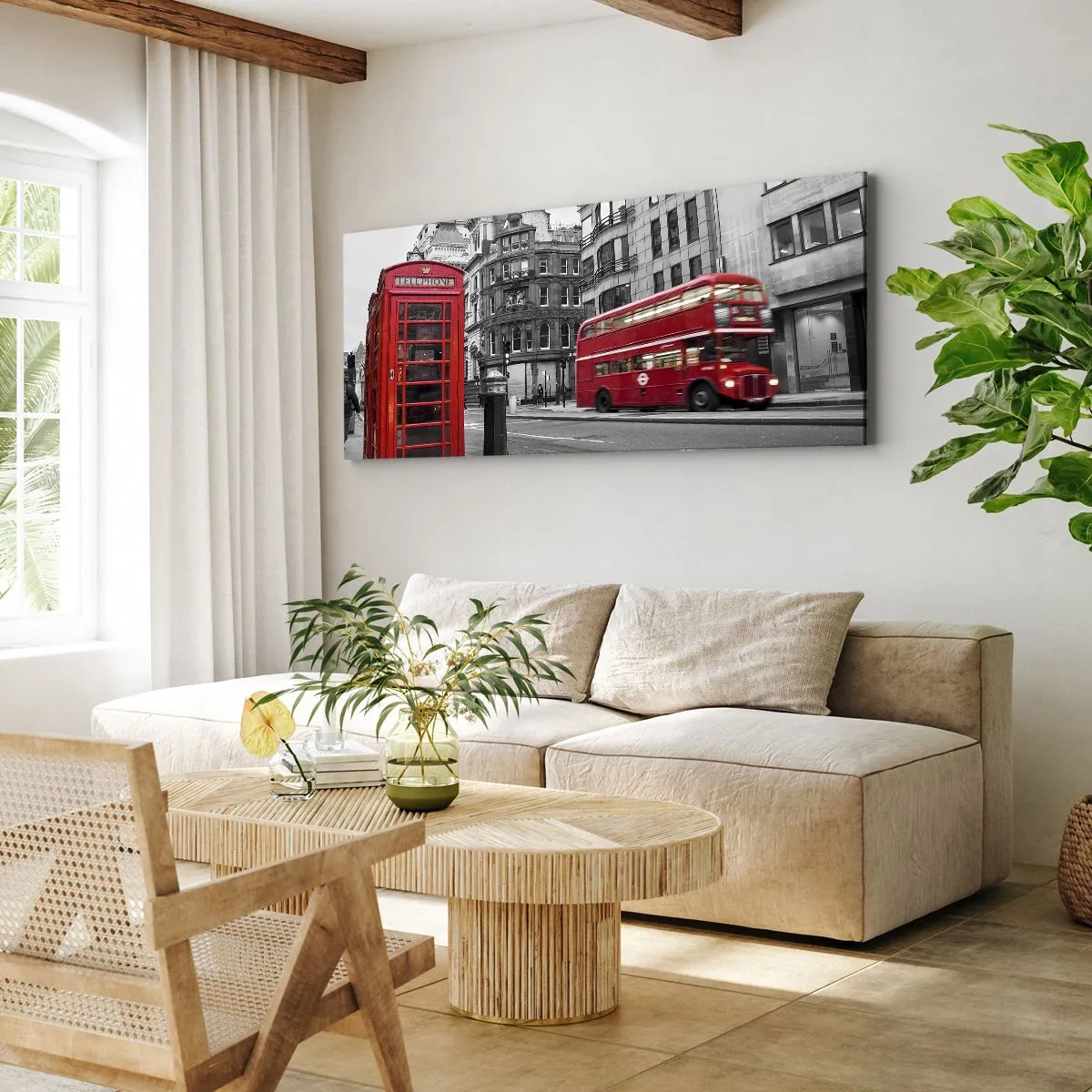 Bild auf Leinwand - Leinwandbild - Eine rote Telefonzelle und ein Doppeldeckerbus in London mit der Stadt im Hintergrund - 140x50cm - Das Rotste in Europa - Moderne Wanddekoration für Wohnzimmer und Schlafzimmer ARTTOR
