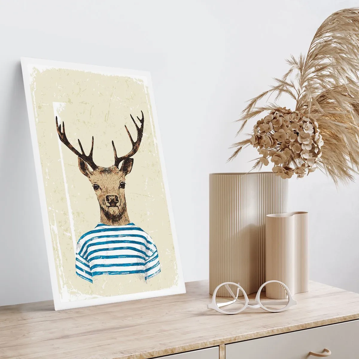Poster - Grafik eines Hirsches in Matrosenkleidung - 50x70cm - Weil ich gestreifte T-Shirts mag! - Moderne Wanddekoration für Wohnzimmer und Schlafzimmer ARTTOR