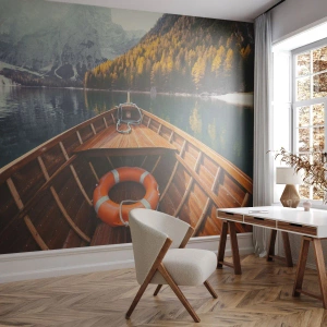 Fototapete Premium Sand - Blick von einem Holzboot auf einen von Bergen und Wäldern umgebenen See - 100x70cm - Bergreise - Moderne Wanddekoration für Wohnzimmer und Schlafzimmer ARTTOR