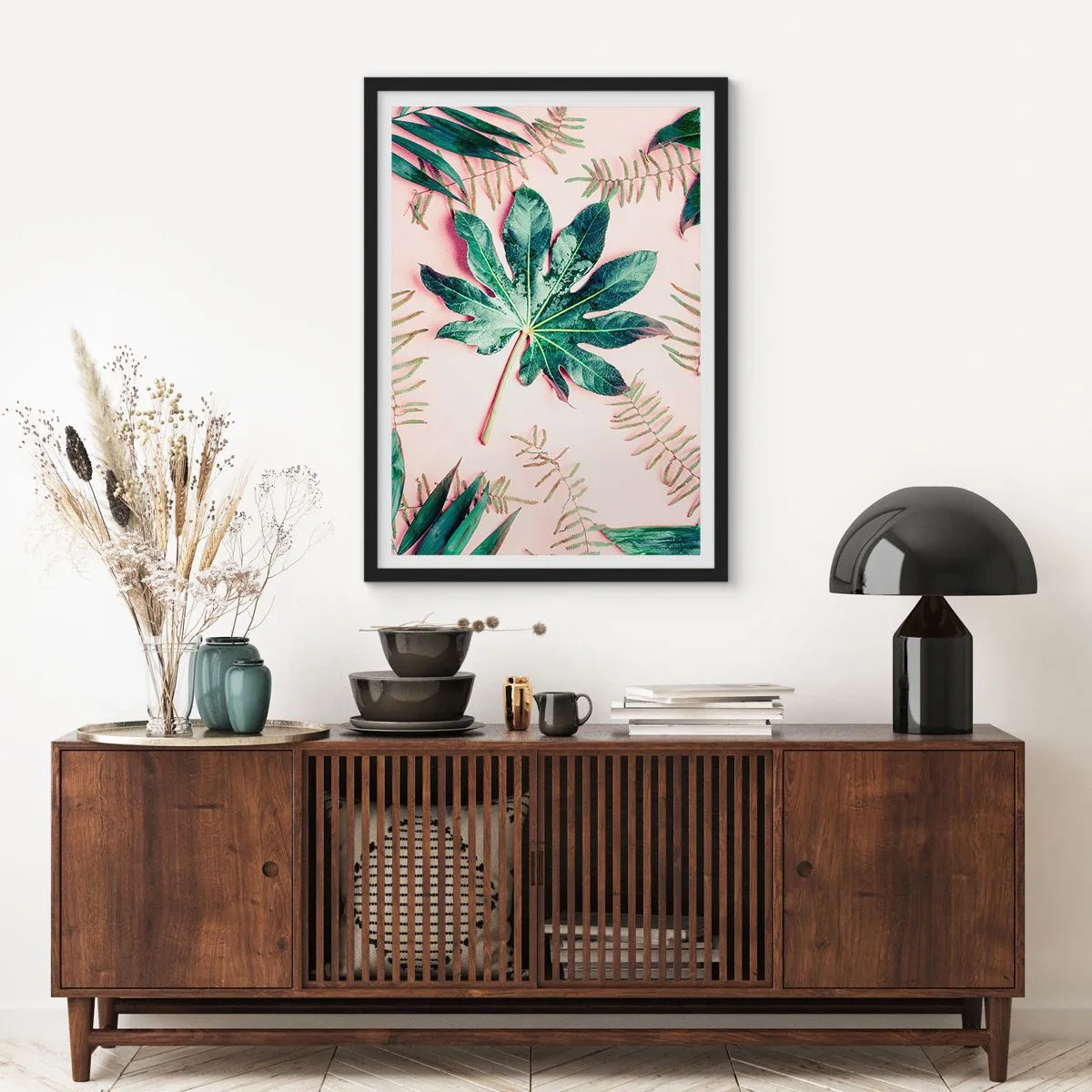 Poster in einem schwarzem Rahmen - Eine Studie von Grün auf einem rosa Hintergrund - 70x100 cm