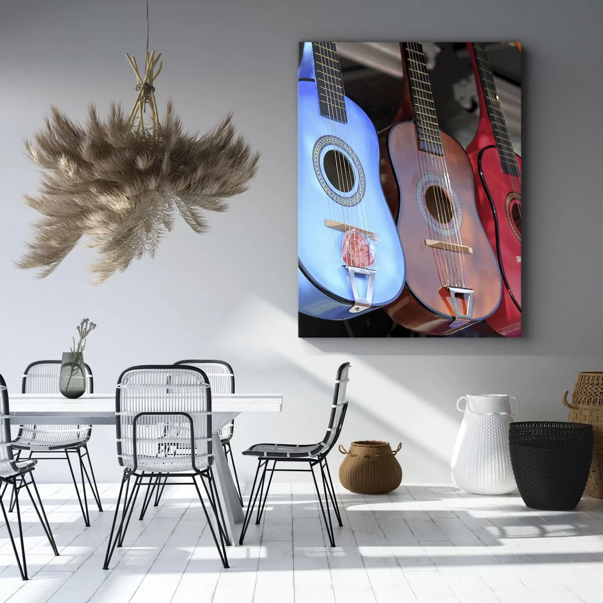 Bild auf Leinwand - Leinwandbild - Bunte Akustikgitarren hängen in einer Reihe auf dem Display - 50x70cm - Lateinische Atmosphäre - Moderne Wanddekoration für Wohnzimmer und Schlafzimmer ARTTOR