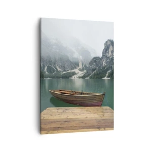 Bild auf Leinwand - Leinwandbild - Ein Holzboot an einem Pier auf einem von Bergen umgebenen See - 50x70cm - Und die stolzen Felsen der Stirn - Moderne Wanddekoration für Wohnzimmer und Schlafzimmer ARTTOR