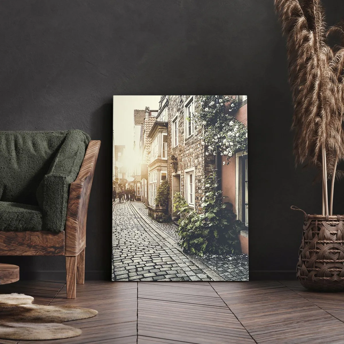 Bild auf Leinwand - Leinwandbild - Eine charmante Straße mit Steinpflaster und Blumen - 80x120cm - Rosenallee im rosa Schein - Moderne Wanddekoration für Wohnzimmer und Schlafzimmer ARTTOR