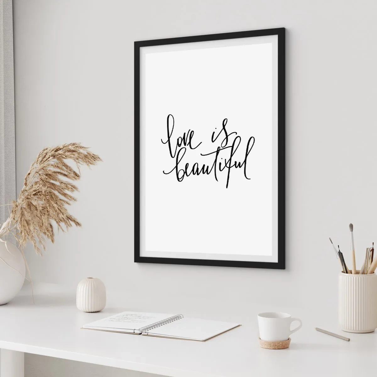 Poster in einem schwarzem Rahmen - Liebe ist schön - Inschriften auf weißem Hintergrund - 50x70cm - Lies und wiederhol - Moderne Wanddekoration für Wohnzimmer und Schlafzimmer ARTTOR