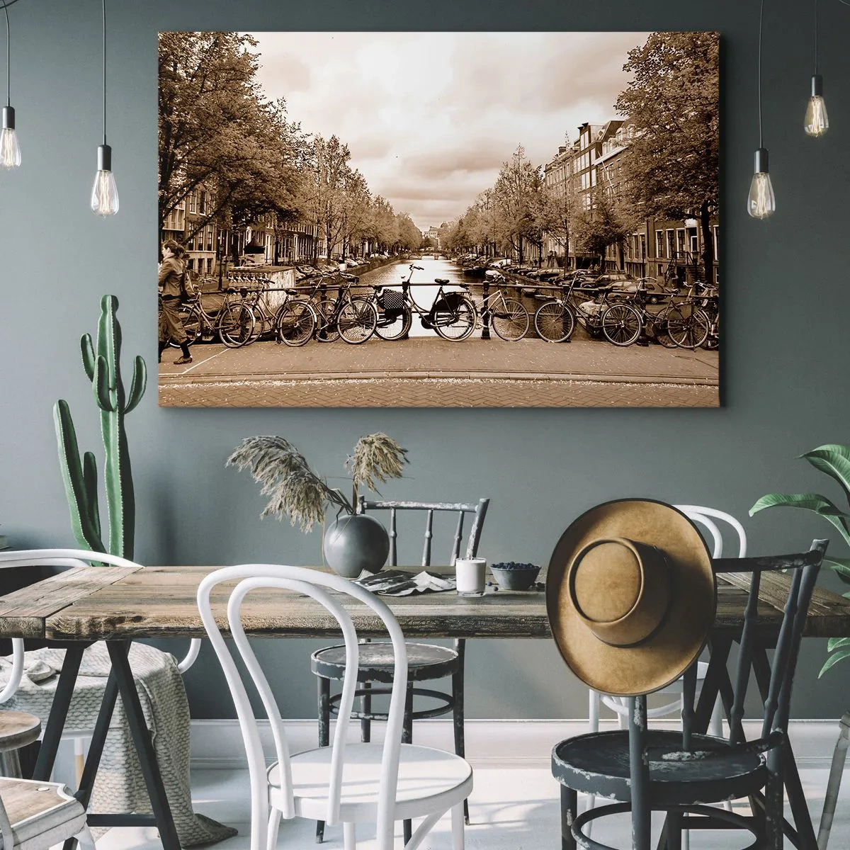 Bild auf Leinwand - Leinwandbild - Fahrradbrücke über den Kanal in Sepia - 100x70cm - Niederländische Atmosphäre - Moderne Wanddekoration für Wohnzimmer und Schlafzimmer ARTTOR