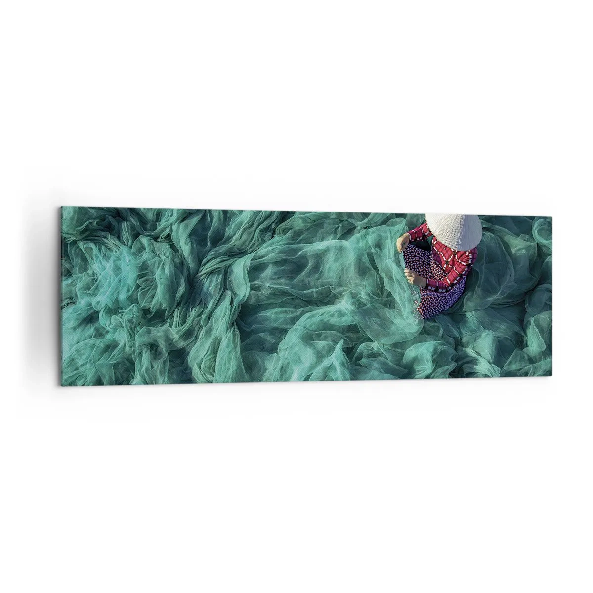 Bild auf Leinwand - Leinwandbild - Eine Person mit Hut zwischen grünen Fischernetzen - 160x50cm - In einem Meer aus Netzen - Moderne Wanddekoration für Wohnzimmer und Schlafzimmer ARTTOR