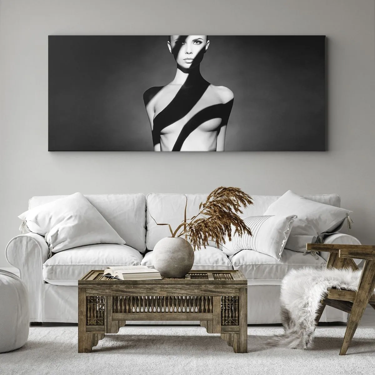 Bild auf Leinwand - Leinwandbild - Schwarz-Weiß-Porträt einer Frau in Licht und Schatten - 140x50cm - In Glanz und Schatten - Moderne Wanddekoration für Wohnzimmer und Schlafzimmer ARTTOR