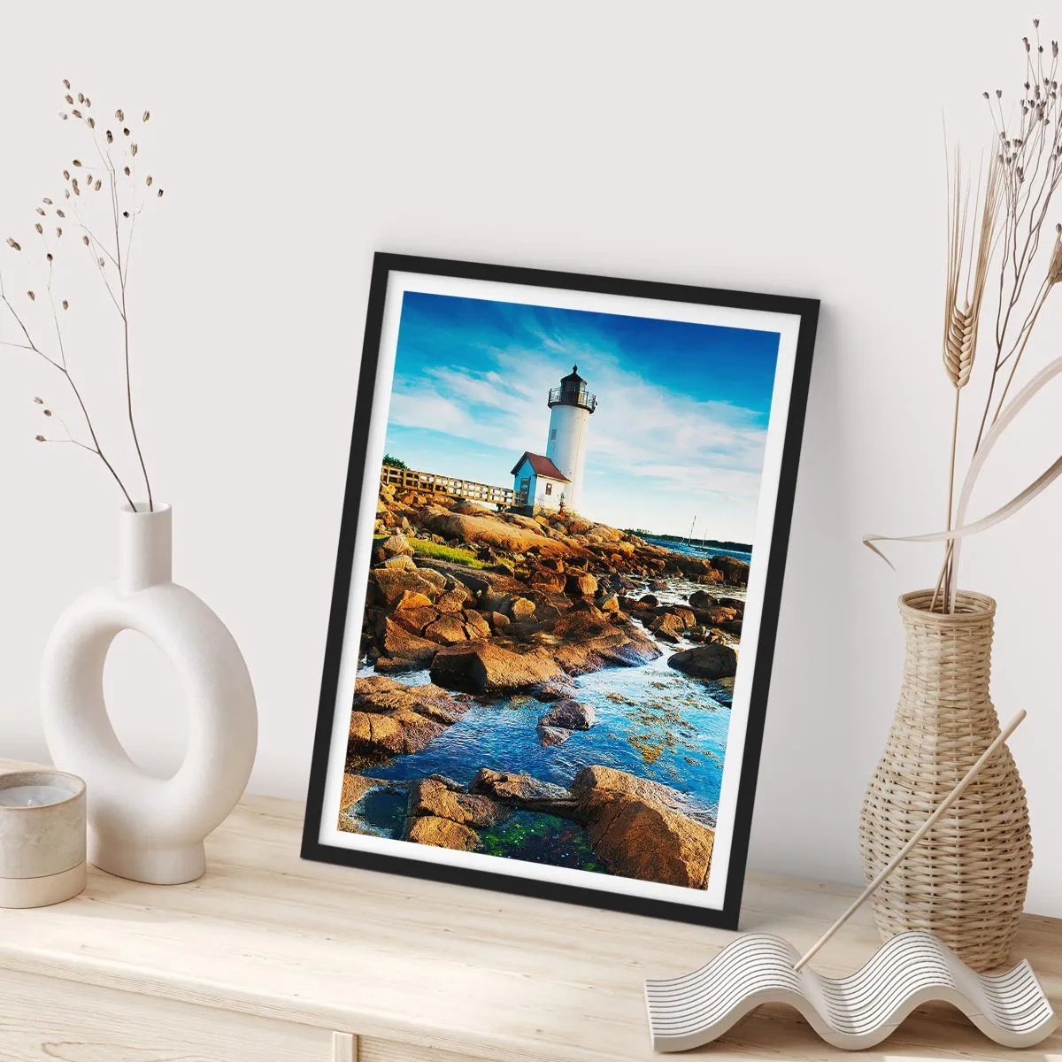Poster in einem schwarzem Rahmen - Ein Leuchtturm an einer felsigen Küste an einem sonnigen Tag - 50x70cm - Komm glücklich zurück, ich warte - Moderne Wanddekoration für Wohnzimmer und Schlafzimmer ARTTOR