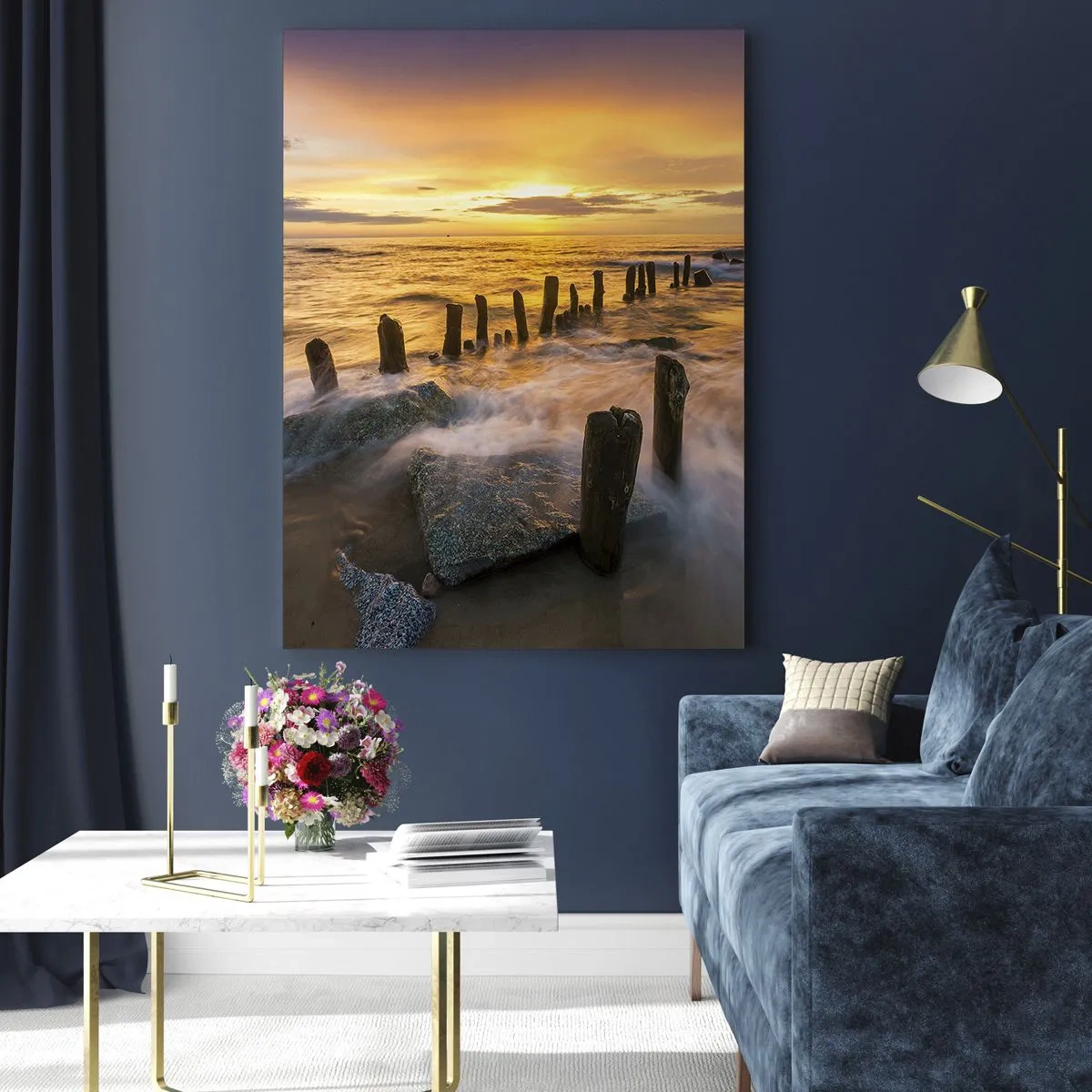 Glasbild - Bild auf glas - Sonnenuntergang über dem Meer mit Holzpfählen am Strand - 50x70cm - Die raue Schönheit der Ostsee - Moderne Wanddekoration für Wohnzimmer und Schlafzimmer ARTTOR
