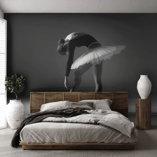 Fototapete Standard Eco - Schwarz-weiße Ballerina in eleganter Pose - 100x70cm - Bella Ballerina - Moderne Wanddekoration für Wohnzimmer und Schlafzimmer ARTTOR