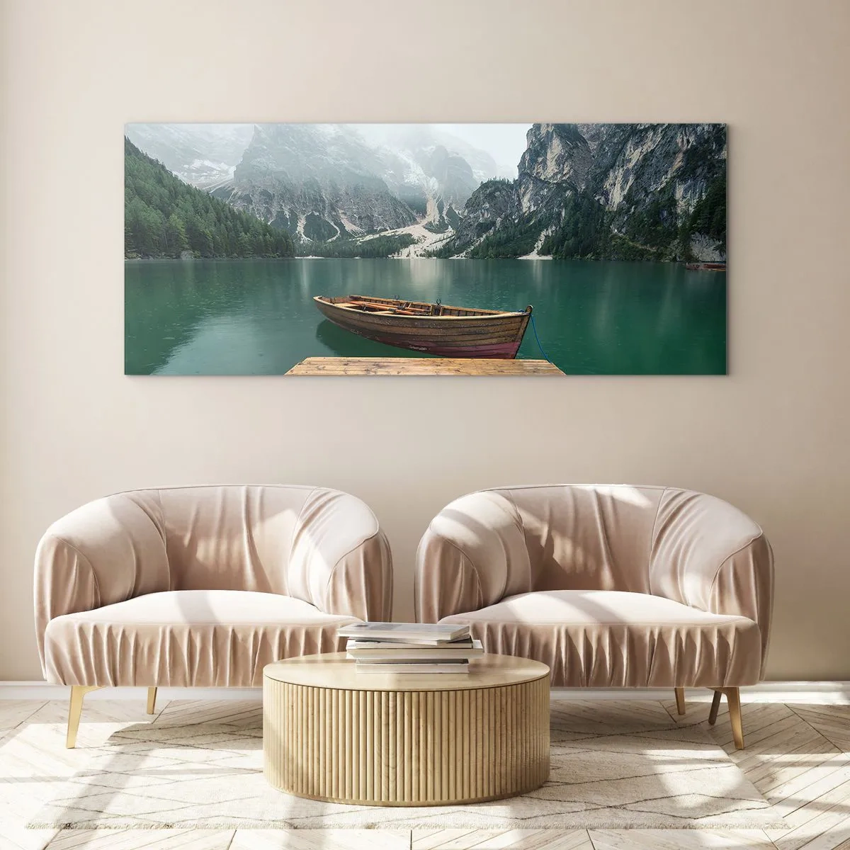 Glasbild - Bild auf glas - Ein Holzboot an einem Pier auf einem von Bergen umgebenen See - 120x50cm - Und die stolzen Felsen der Stirn - Moderne Wanddekoration für Wohnzimmer und Schlafzimmer ARTTOR