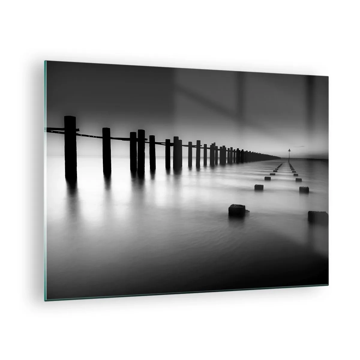 Glasbild - Bild auf glas - Ein minimalistischer schwarz-weißer Pier auf ruhigem Wasser - 70x50cm - Graue Distanz im Nebel - Moderne Wanddekoration für Wohnzimmer und Schlafzimmer ARTTOR
