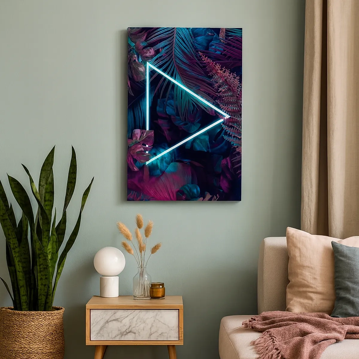 Bild auf Leinwand - Leinwandbild - Ein Neondreieck, umgeben von tropischen Blättern in dunklen Farben. - 50x70cm - Garten im Disco-Stil - Moderne Wanddekoration für Wohnzimmer und Schlafzimmer ARTTOR
