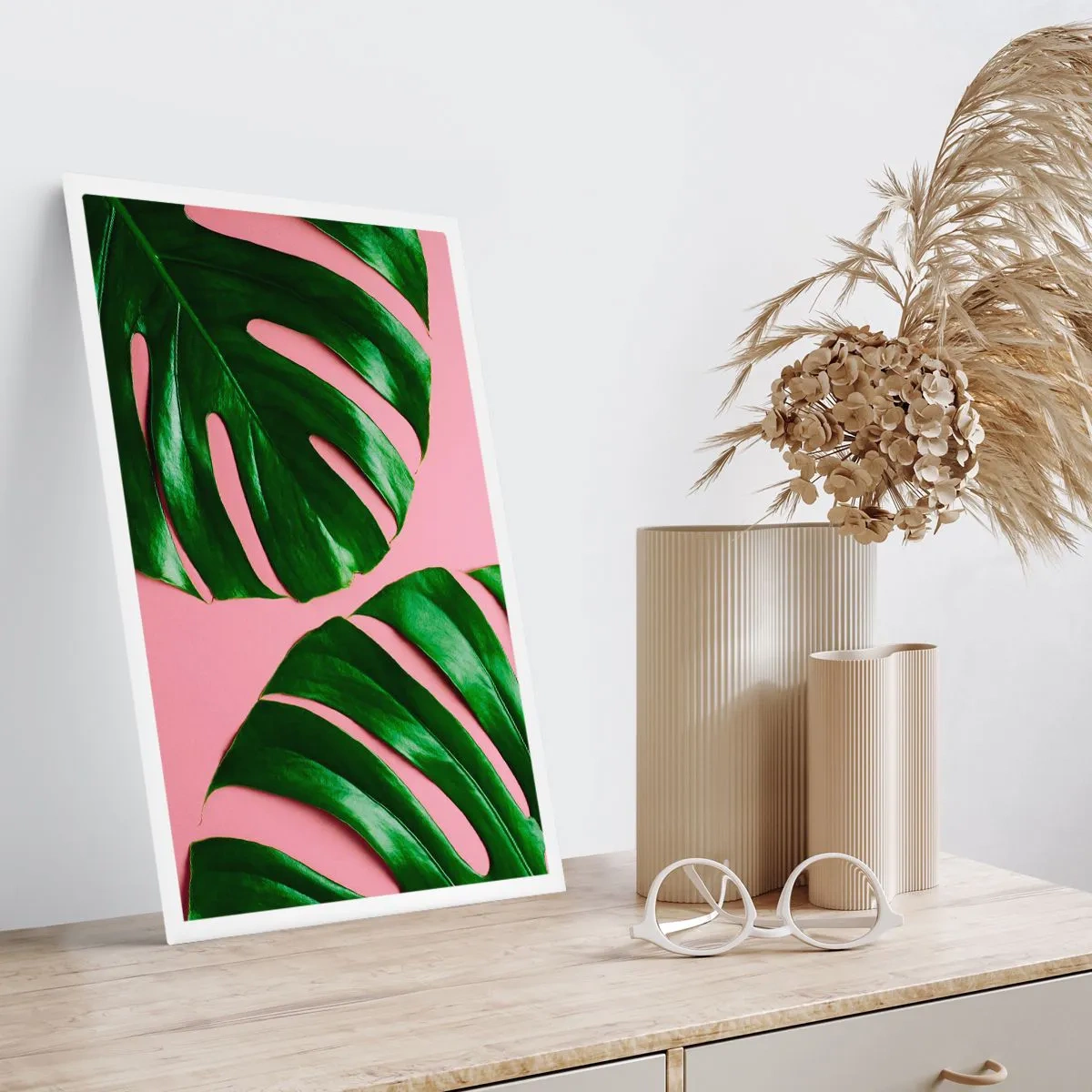 Poster - Monstera-Blätter auf rosa Hintergrund im minimalistischen Stil - 50x70cm - Rendezvous im Grünen - Moderne Wanddekoration für Wohnzimmer und Schlafzimmer ARTTOR