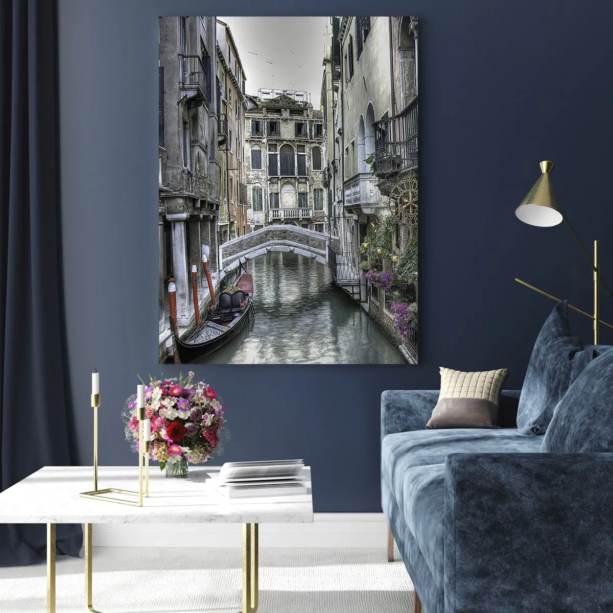 Glasbild - Bild auf glas - Venezianischer Kanal mit Gondel und Steinbrücke - 70x100cm - Seit Jahrhunderten in stiller Besinnung - Moderne Wanddekoration für Wohnzimmer und Schlafzimmer ARTTOR