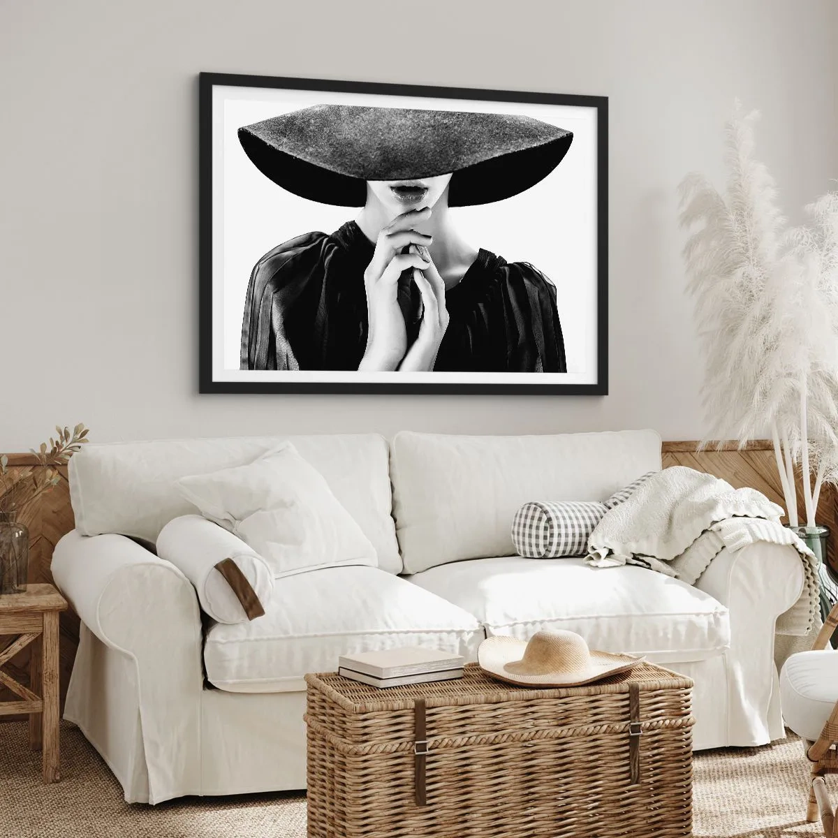 Poster in einem schwarzem Rahmen - Stilvolle Frau mit großem Hut in Schwarz-Weiß-Tönen - 70x50cm - Versteckte Schönheit - Moderne Wanddekoration für Wohnzimmer und Schlafzimmer ARTTOR