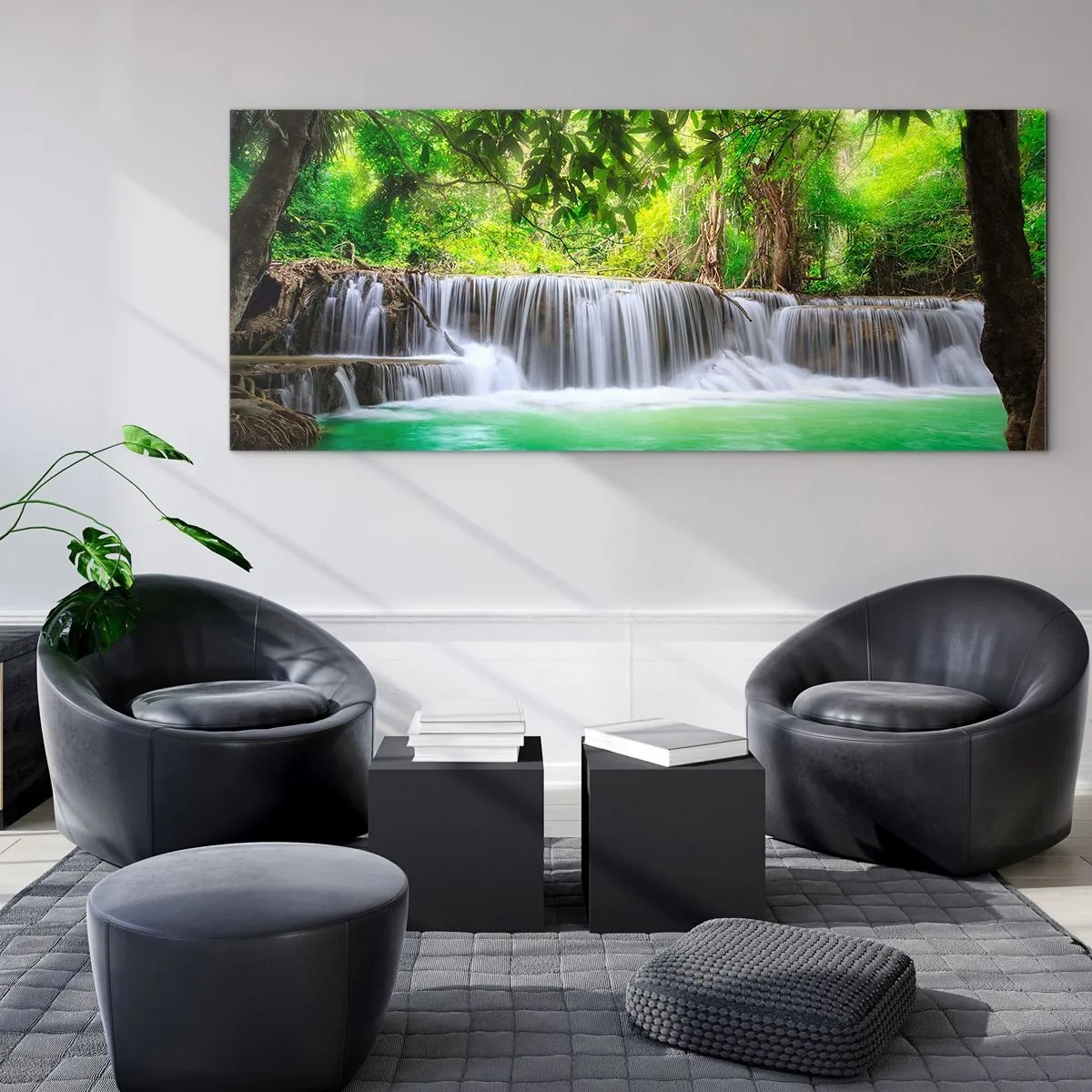 Glasbild - Bild auf glas - Ein grüner Wasserfall, umgeben von dichter tropischer Vegetation - 140x50cm - Eine Kaskade in Grün - Moderne Wanddekoration für Wohnzimmer und Schlafzimmer ARTTOR