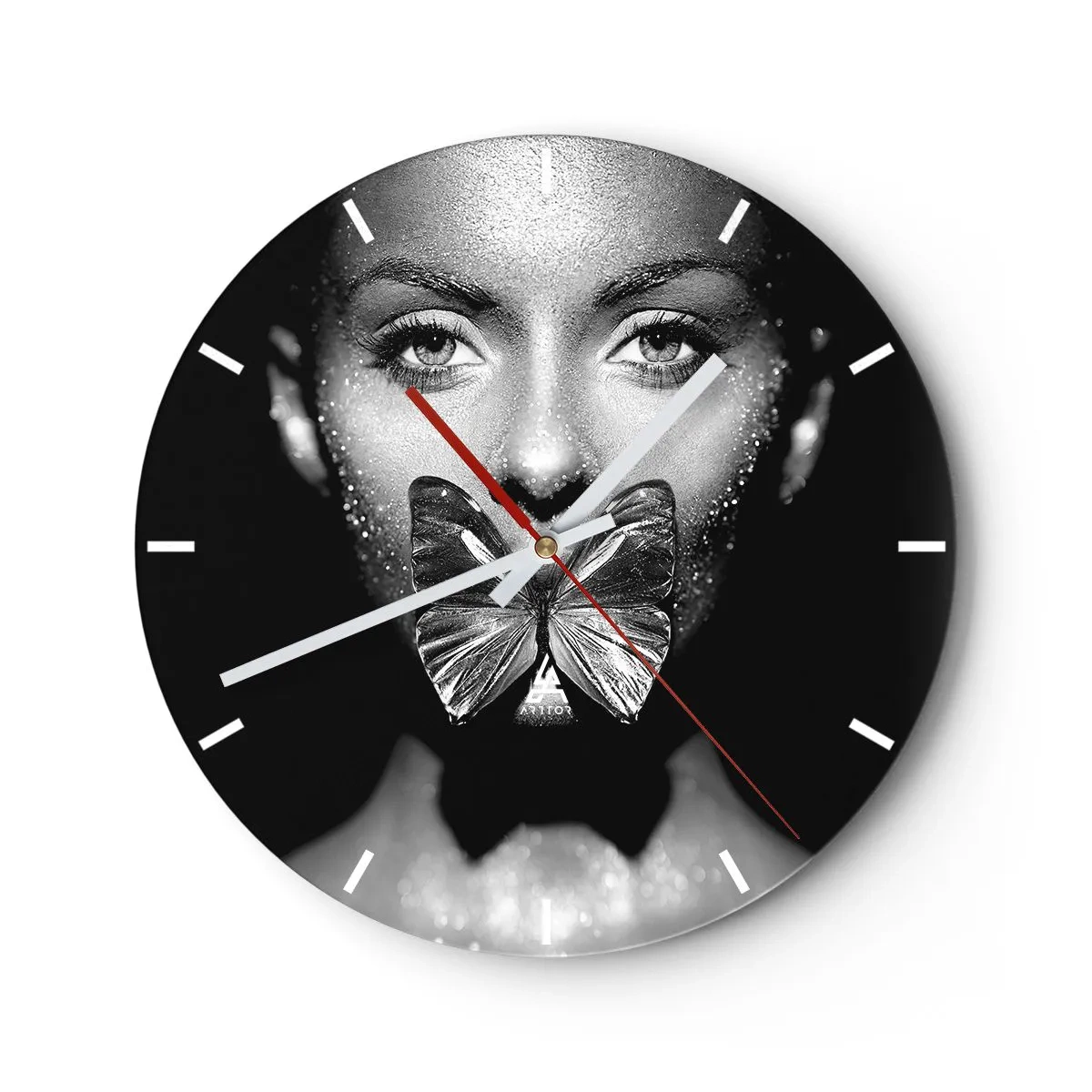 Wanduhr - Glasuhr - Schwarz-weißes Frauengesicht mit einem Schmetterling auf den Lippen - 30x30cm - Schmetterlingskuss - Moderne Wanddekoration für Wohnzimmer, Küche und Schlafzimmer ARTTOR